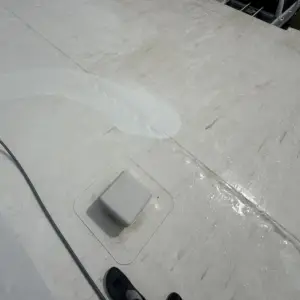 Rinsing a white roof at low pressure after the treatment